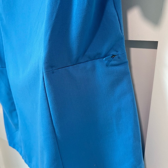 FIGS. Limited edition. Women Capri Blue Siaya. Scrub top - Picture 9 of 9